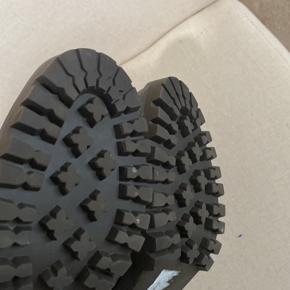 UGG NEW Waterproof hazel Chelsea suede heeled ankle booties basically brand new - Picture 16 of 16